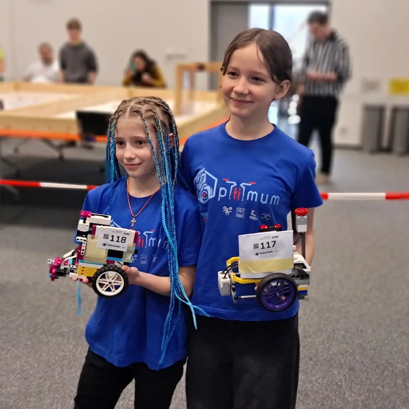 Учасниці команди Optimum із роботами на Brno Robotiada