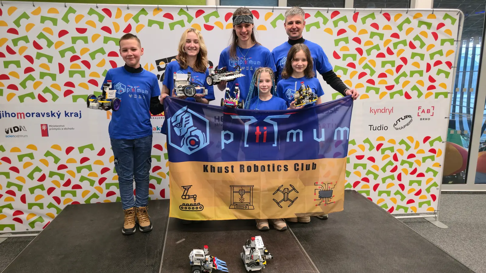 Команда Optimum із роботами та прапором клубу на Brno Robotiada