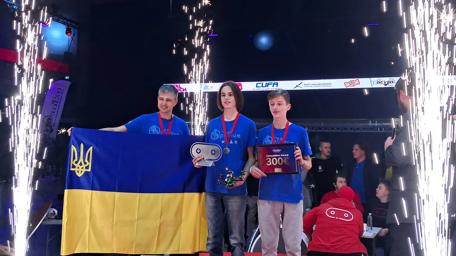 Команда Optimum із прапором України та нагородою Robotex