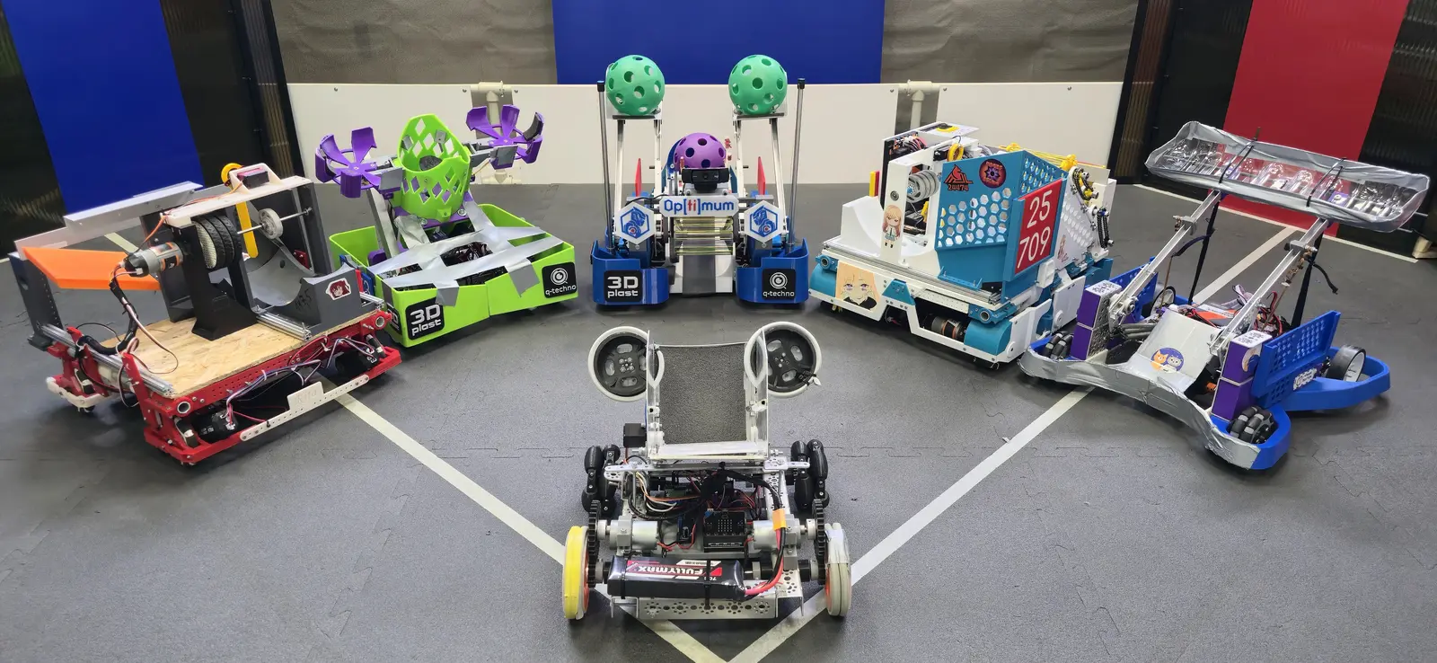 Роботи різних команд FIRST Tech Challenge на змагальному полі