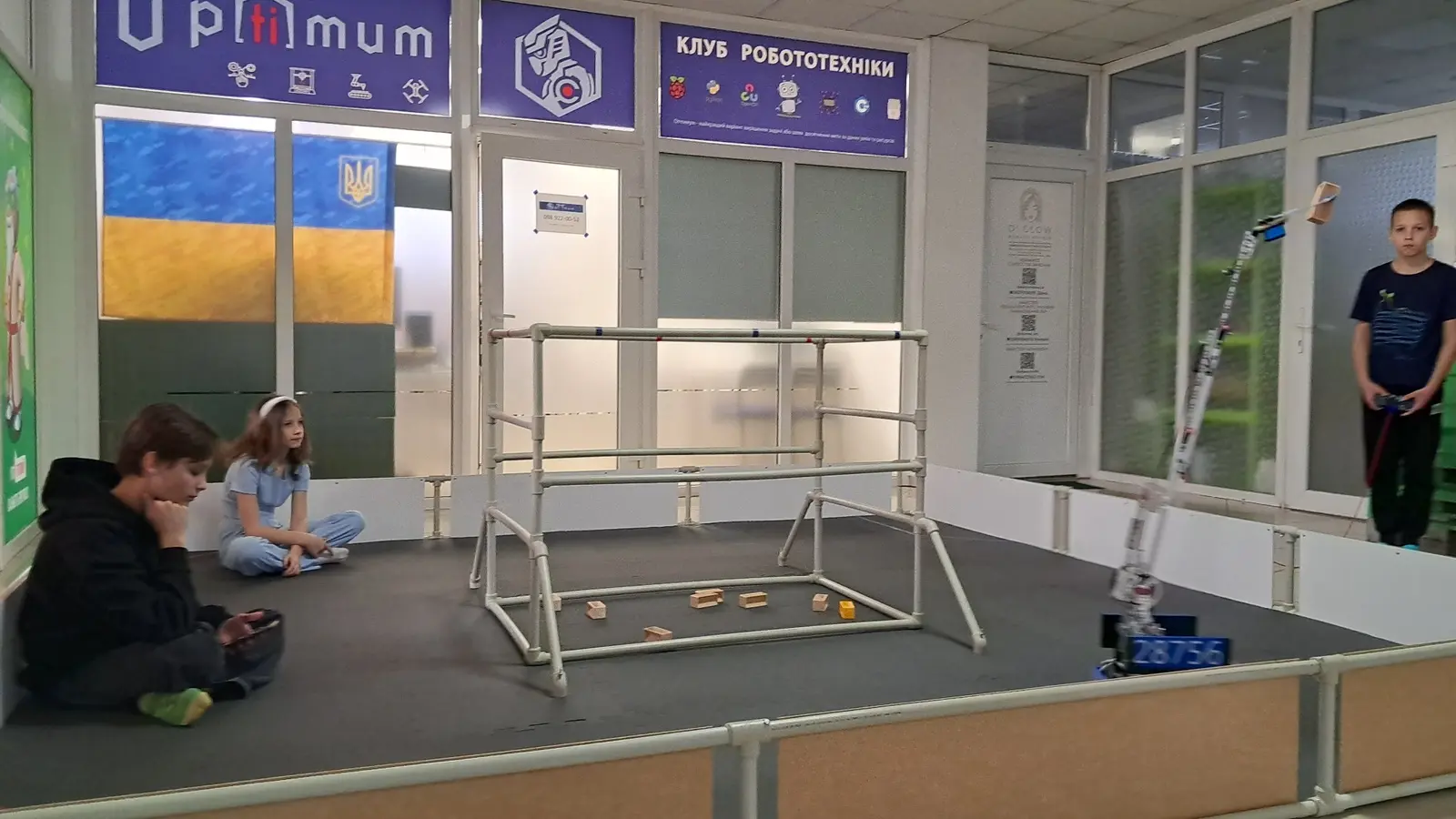 Тренування роботів на полі з перешкодами у просторі перед навчальним кабінетом