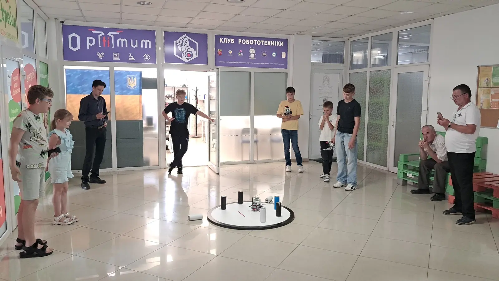 Учасники випробовують сумо-роботів у поточному просторі клубу