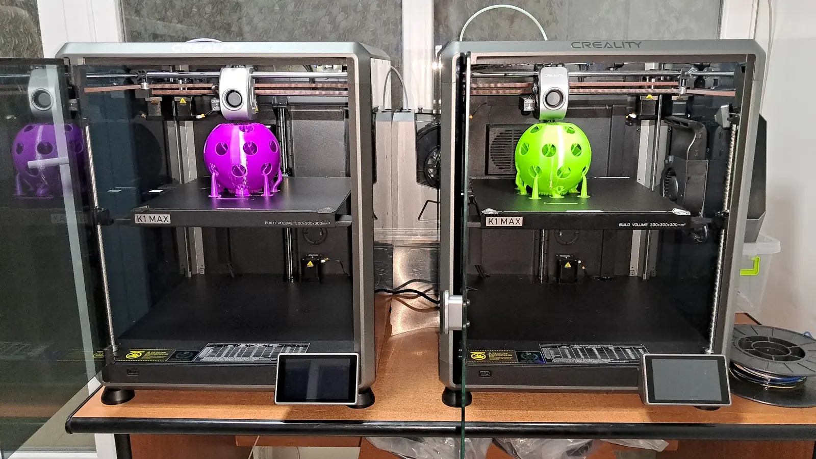 Два 3D-принтери Creality друкують деталі у майстерні Optimum