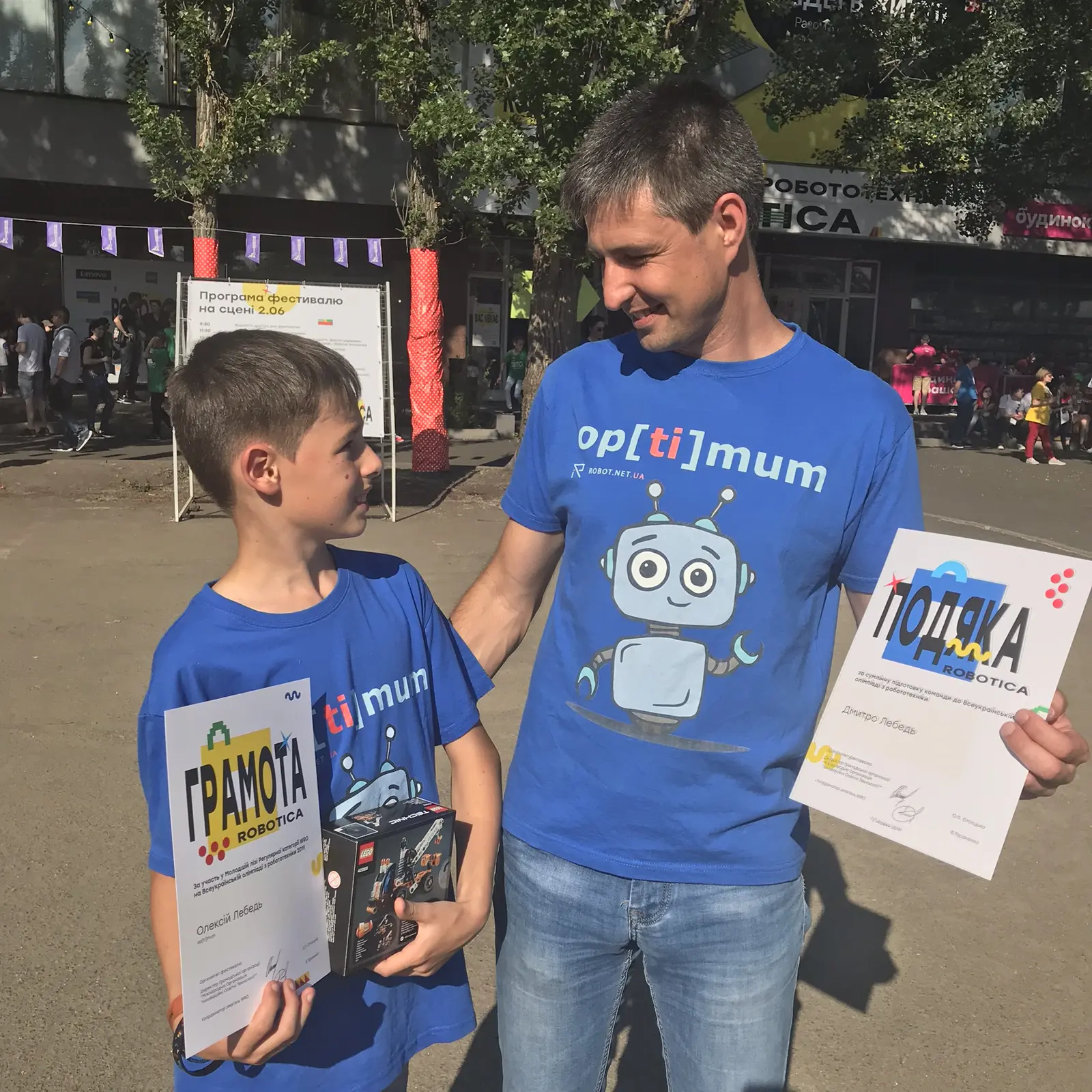 Учасник Optimum із наставником, дипломами та нагородою Robotica