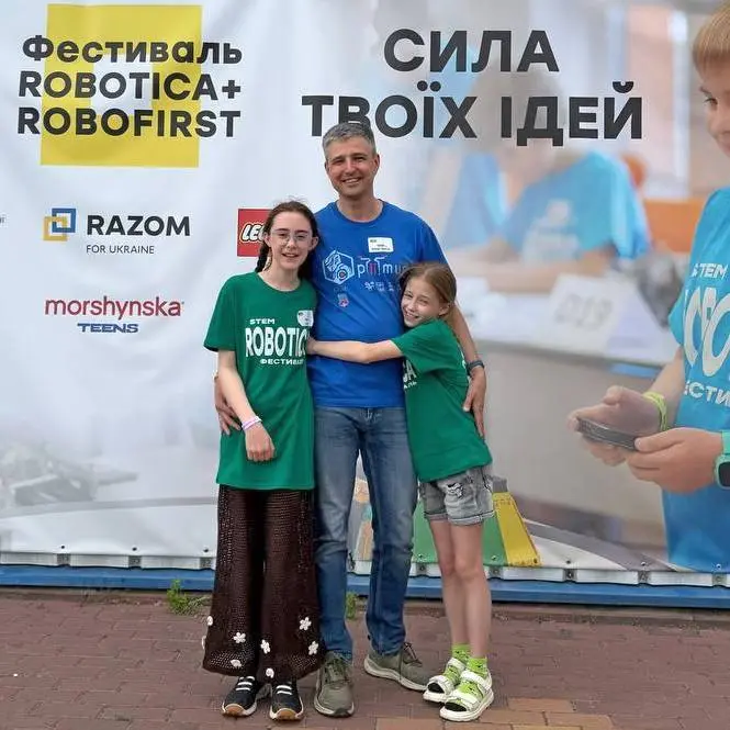 Учасниці WRO разом із наставником Optimum